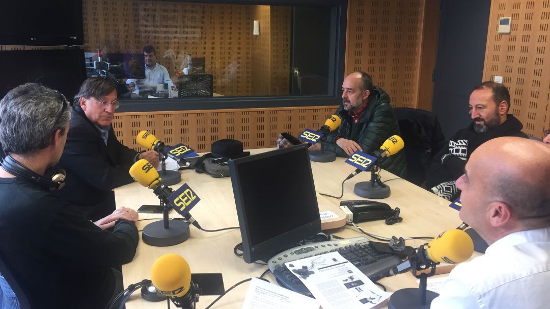 Los representantes de Pajarillos Sostenible, acompañados por Joaquín Araújo, en los estudios de la SER