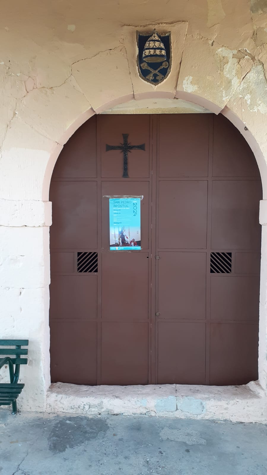 Entrada de la ermita con el cartel que anuncia los actos del patrón