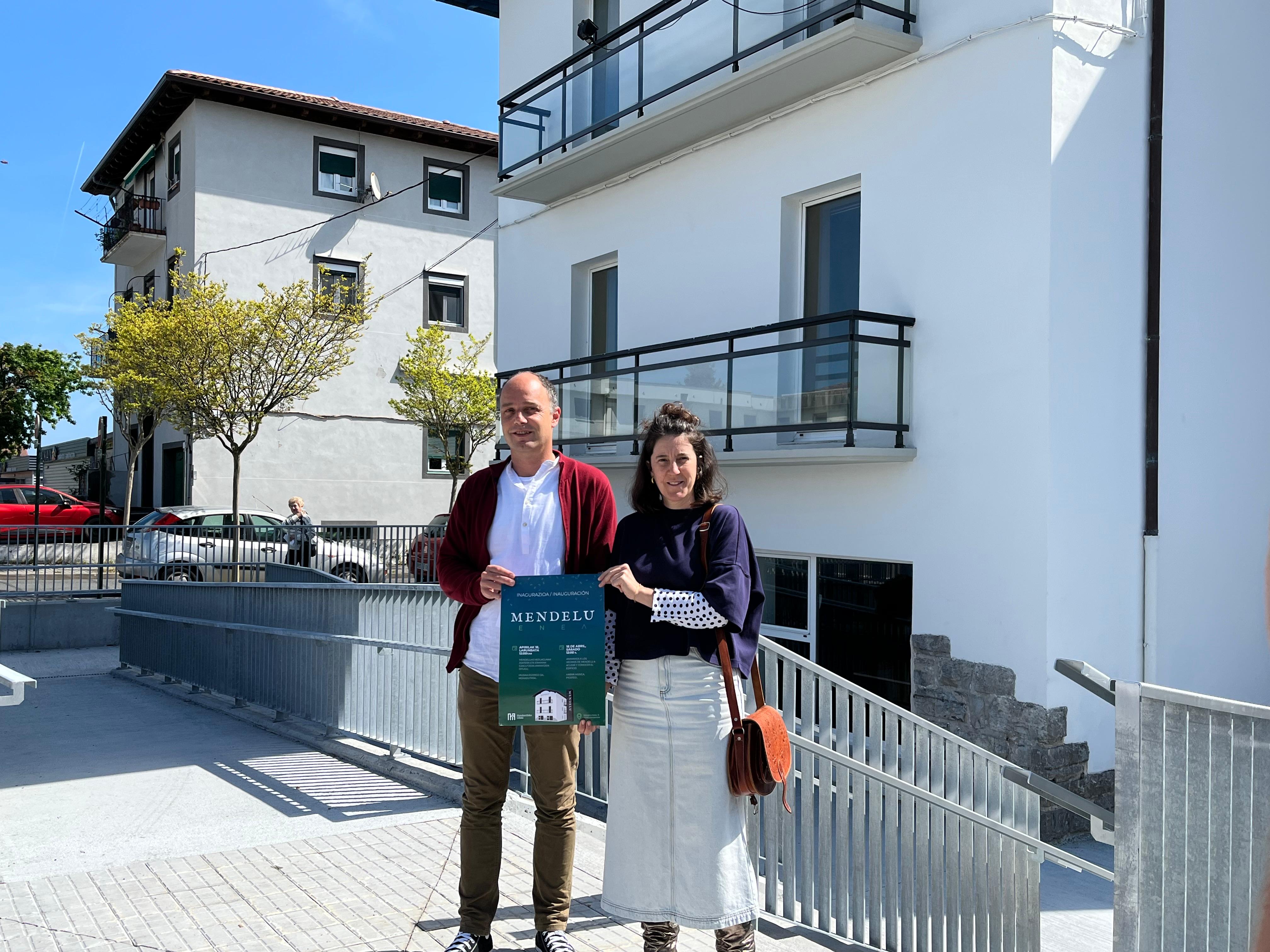 El alcalde de Hondarribia Igor Enparan junto a la concejala de Urbanismo, Estitxu Urtizberea.