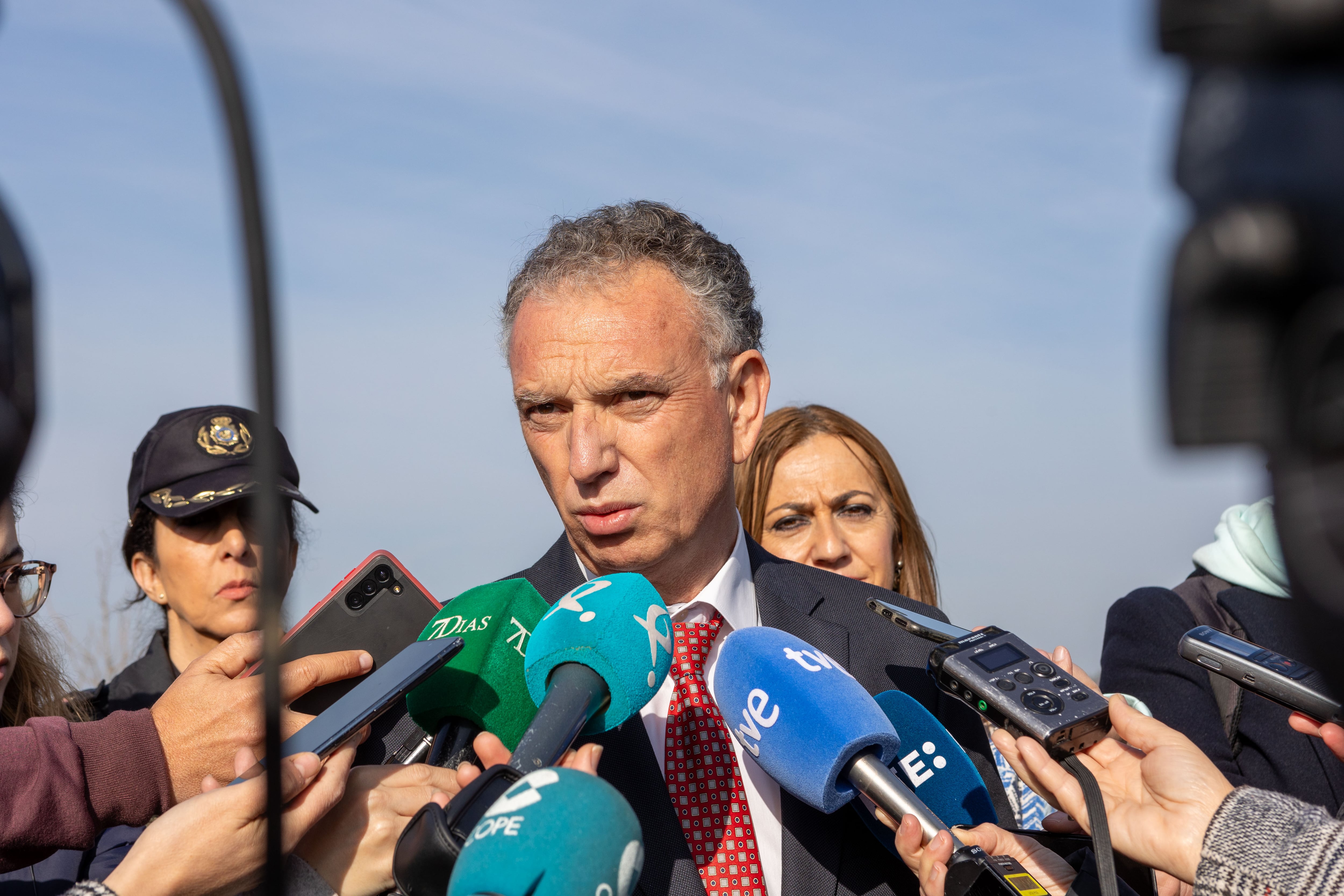 BADAJOZ, 31/01/2024.- El delegado del Gobierno en Extremadura, José Luis Quintana se dirige a los medios durante la búsqueda de Manoli Castillejo, la vecina de Badajoz de 67 años cuyo paradero se desconoce desde hace nueve días, aunque las tareas de búsqueda siguen centradas en el entorno del río Guadiana. EFE/ Jero Morales
