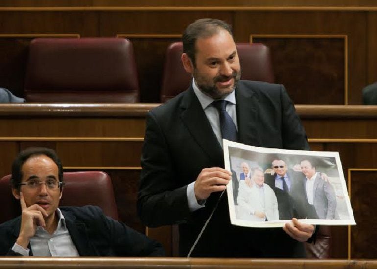 El diputado socialista José Luis Ábalos enseña en el Congreso una foto con los tres presidentes de Diputación con problemas con la justicia: Alfonso Rus, José Joaquín Ripoll y Carlos Fabra