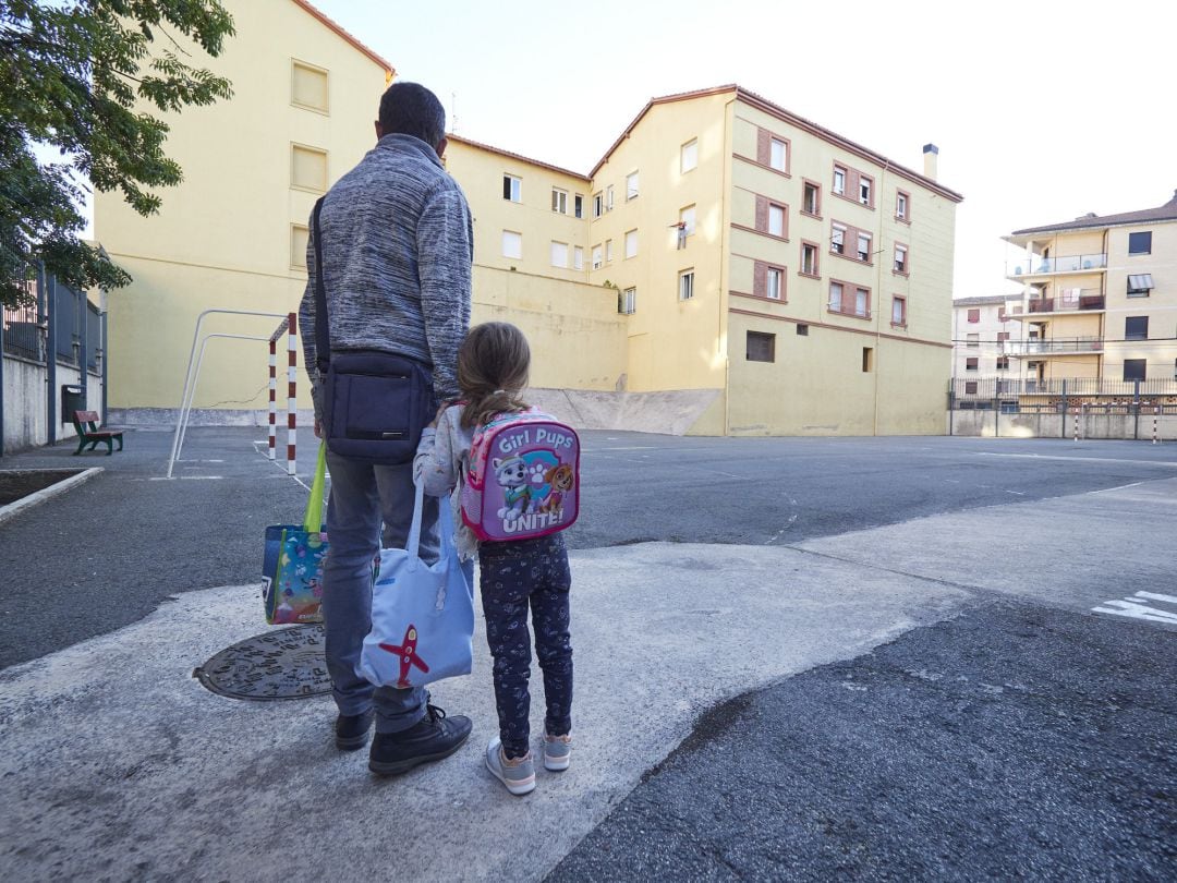 Un padre frente a las puertas del Colegio Público Víctor Pradera en el primer día de colegio del curso escolar 2020-2021 en Pamplona, Navarra