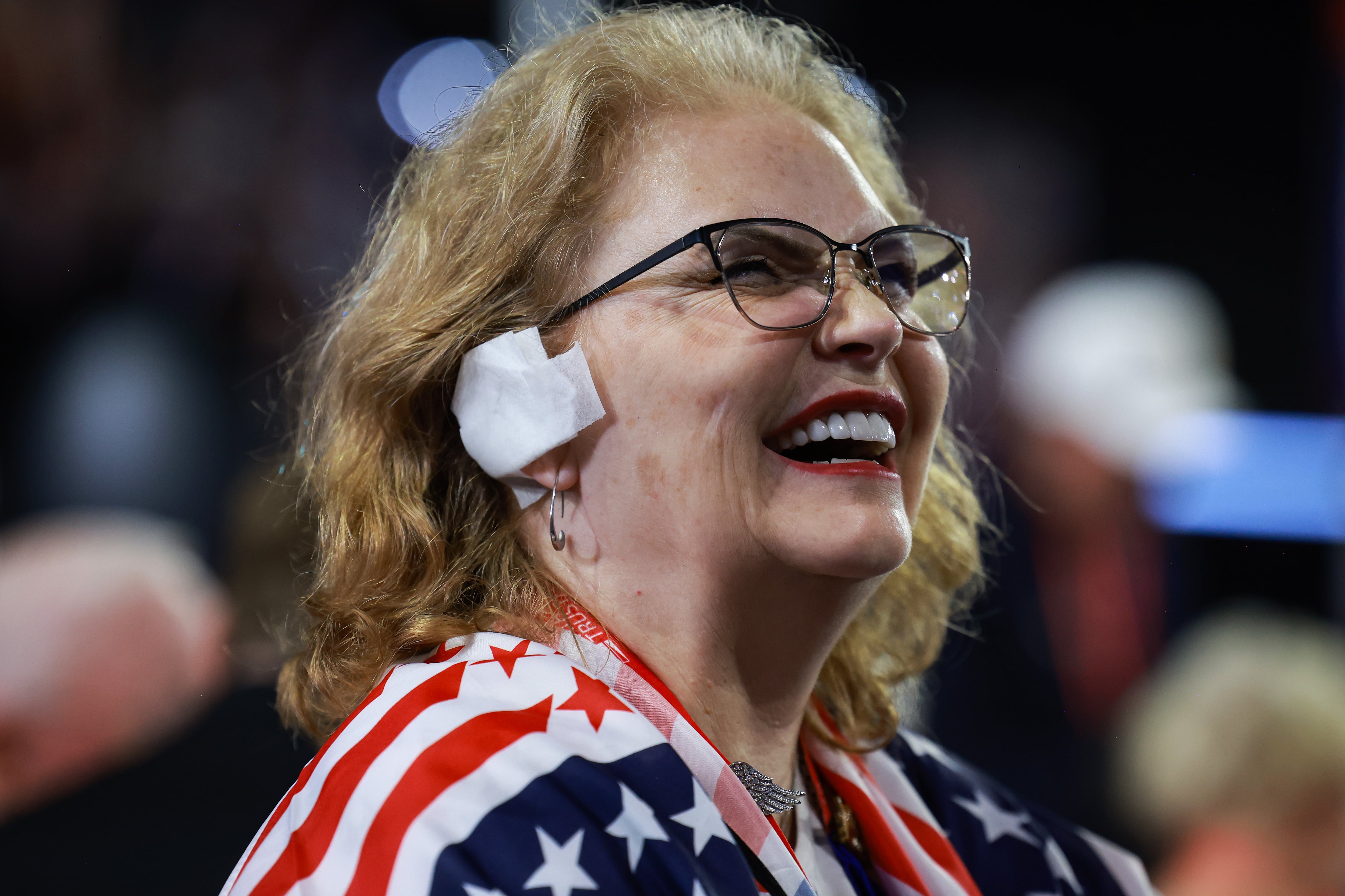 Una mujer en EEUU se suma a la moda de taparse la oreja como Donald Trump.