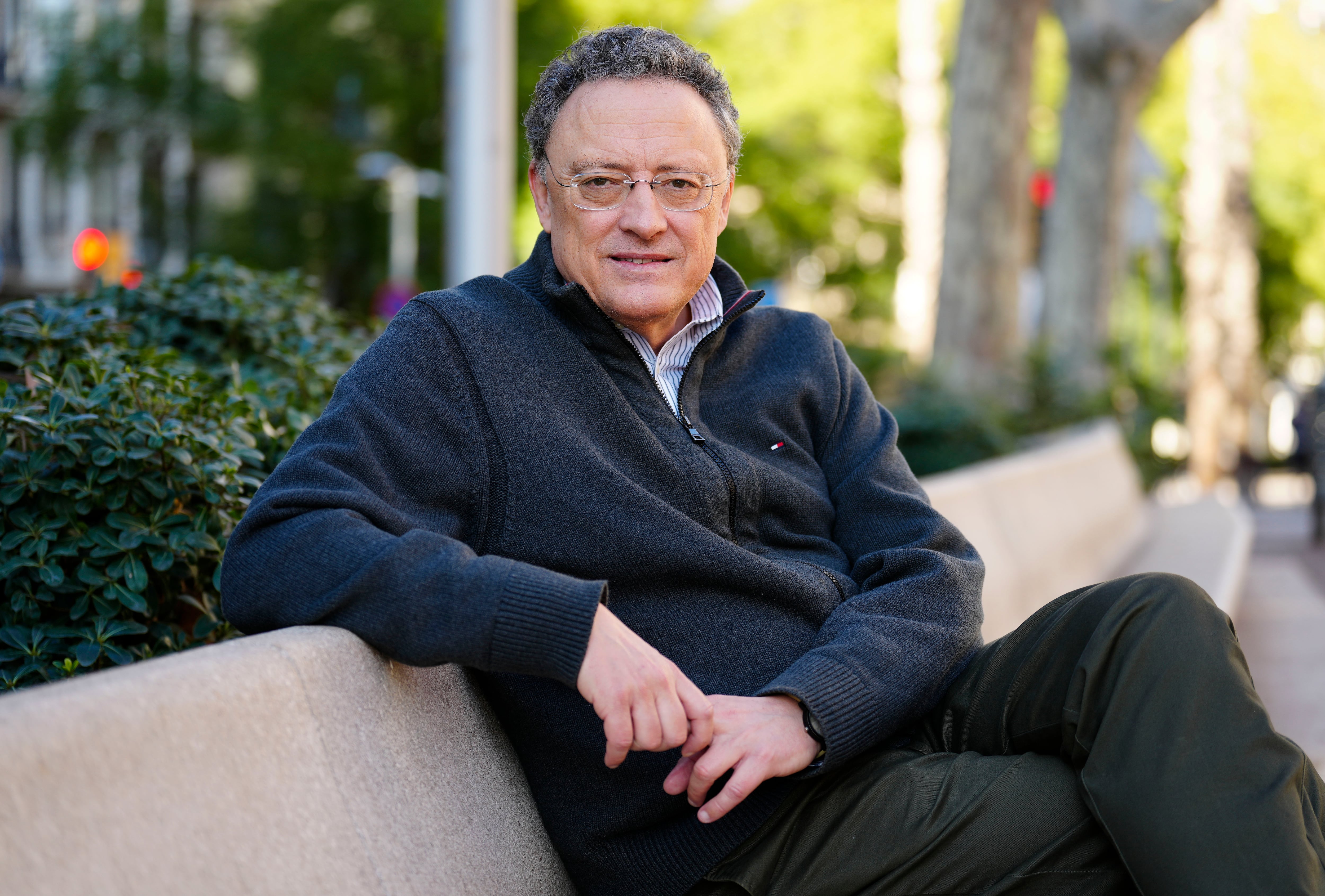 GRAFCAT5315. BARCELONA (ESPAÑA), 26/01/2023.- El escritor murciano Luis Leante, con "Territorio desconocido", ganador, por unanimidad del jurado, de la XXXI edición del Premió Edebé de Literatura Juvenil. EFE/ Enric Fontcuberta