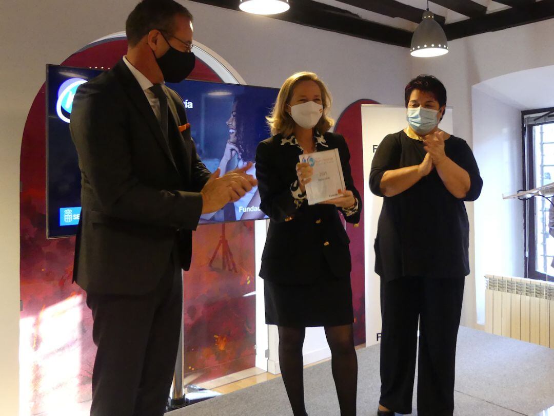 Jean François Fallacher, consejero delegado de Orange España, Nadia Calviño, vicepresidenta primera del Gobierno (centro) y Clara Luquero, alcaldesa de Segovia 