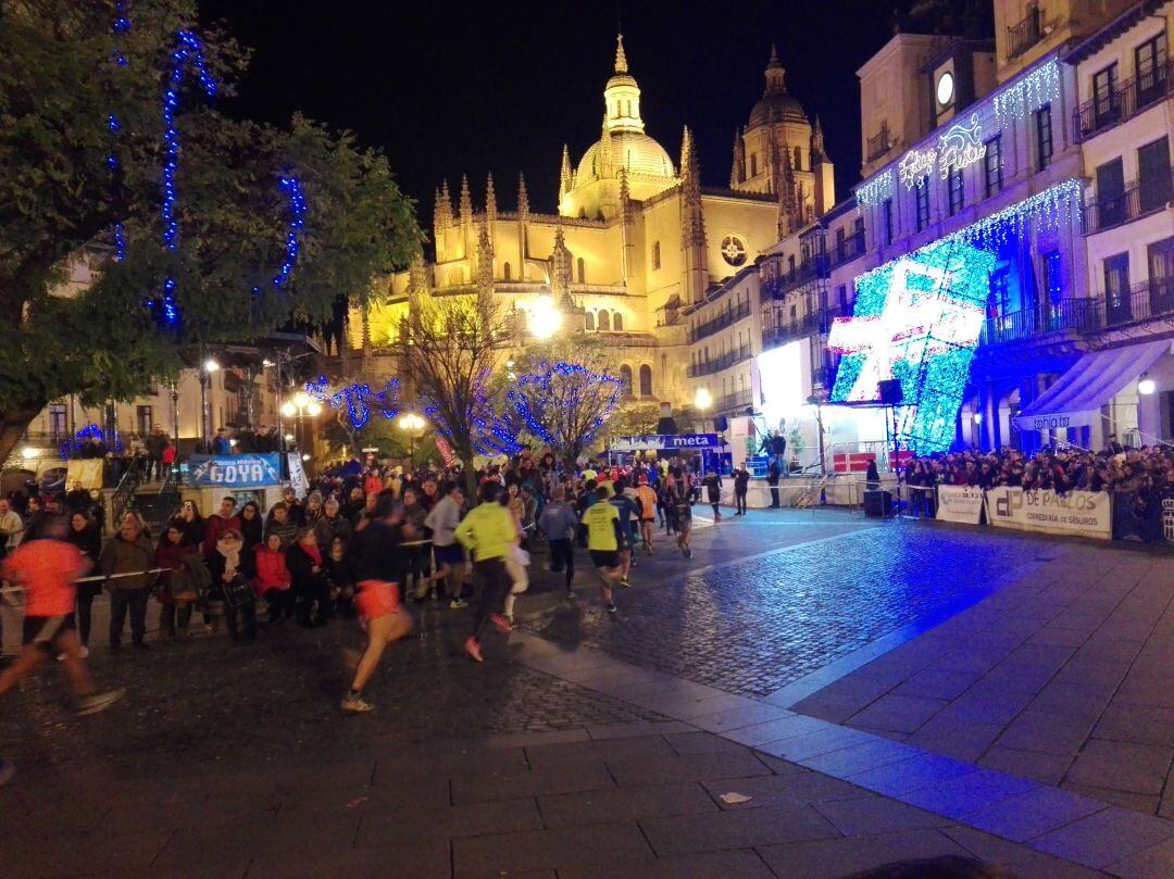 Participantes a su paso por la Plaza Mayor