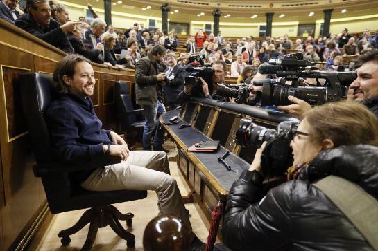 El líder de Podemos, Pablo Iglesias, sentado en la bancada azul del hemiciclo del Congreso.