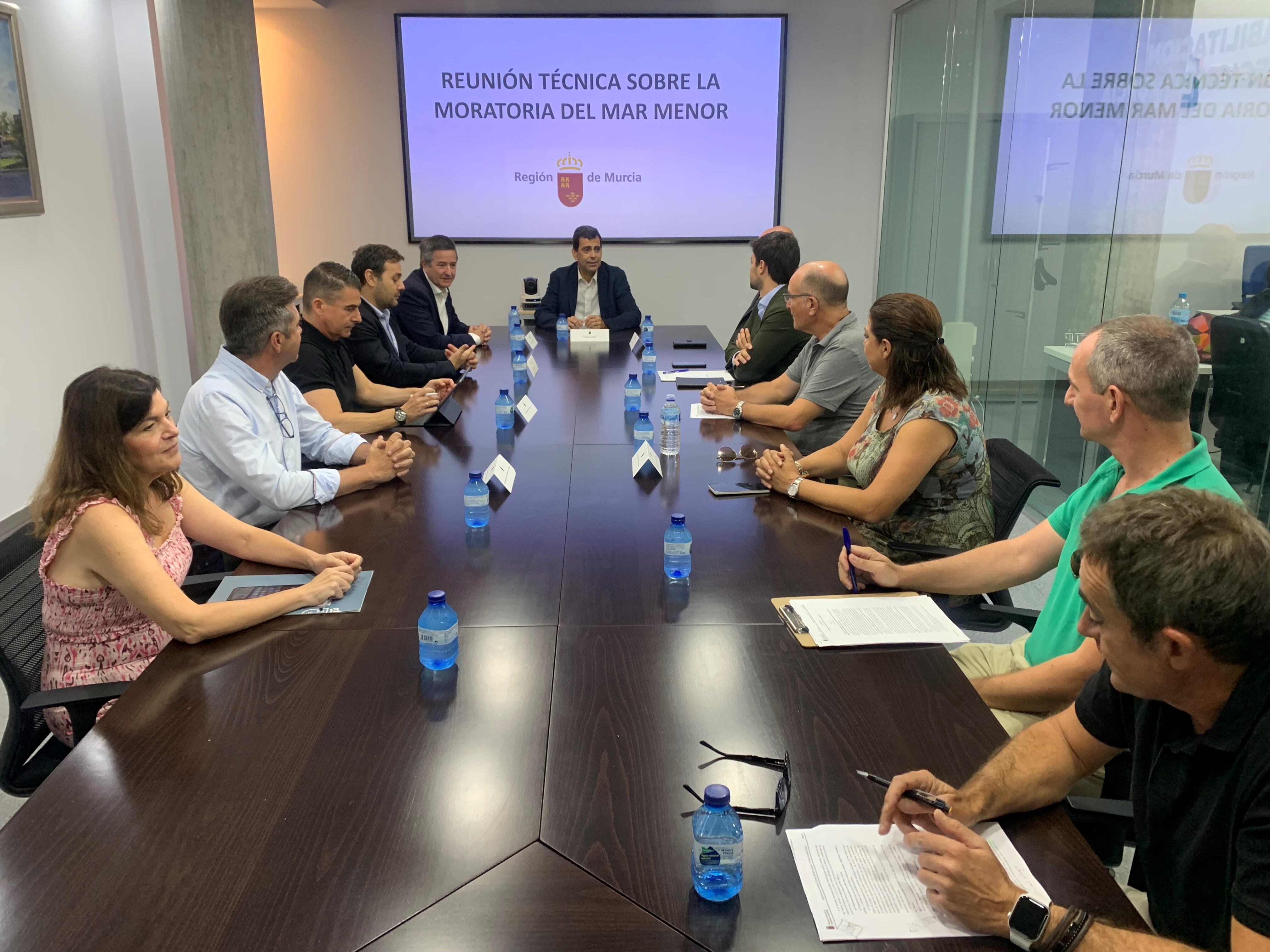 El consejero en funciones de Fomento e Infraestructuras, José Ramón Díez de Revenga, durante la reunión técnica con los concejales y técnicos de los Ayuntamientos de Cartagena, Los Alcázares, San Javier y San Pedro del Pinatar