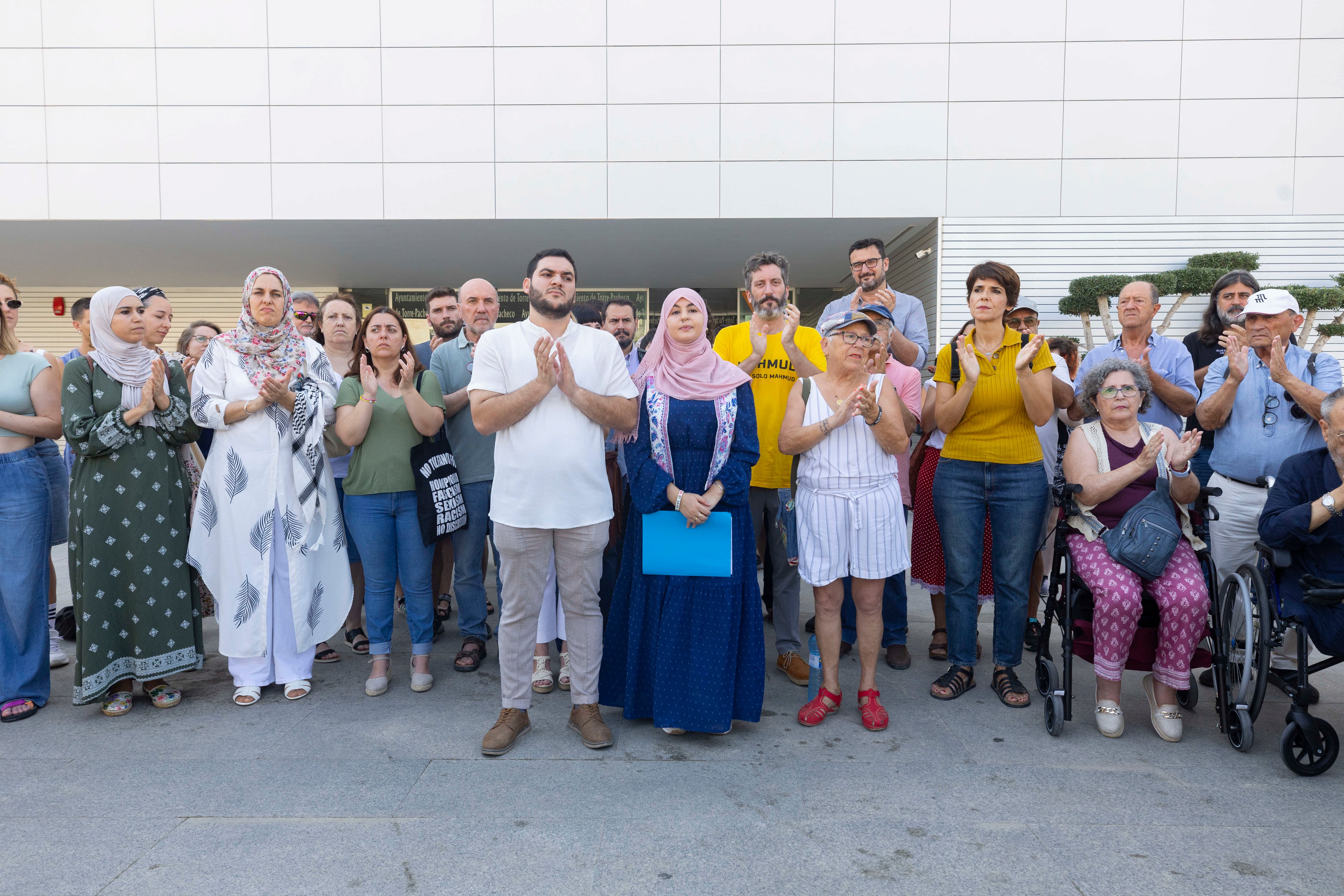 TORRE PACHECO, (MURCIA), 18/07/2025.- Los vecinos marroquíes de Torre Pacheco Kenza Midoun (c-d) y Osama Alalo (c-i), encargados de leer el manifiesto contra la ola de violencia ejercida sobre los vecinos y vecinas de la localidad por parte de grupos de ultraderecha, tras la lectura acompañados por representantes de 51 organizaciones sociales, civiles y políticas de la Región de Murcia, este viernes frente al ayuntamiento de Torre Pacheco. EFE/Marcial Guillén
