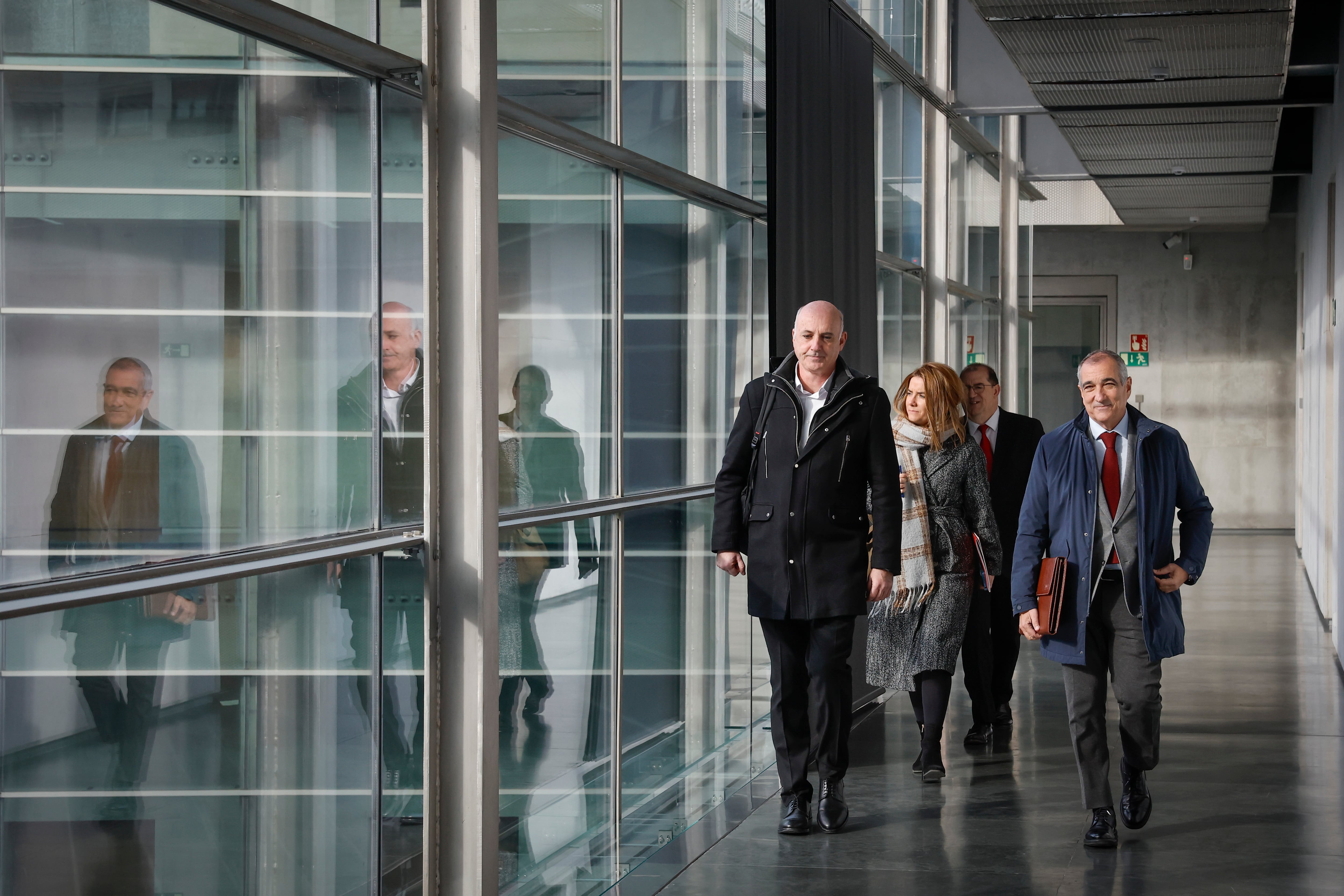 El consejero de Cohesión Territorial del Gobierno de Navarra, Óscar Chivite (d), a su llegada este martes al Parlamento Foral para comparecer en comisión en la que explicará la licitación de la segunda fase del Canal de Navarra