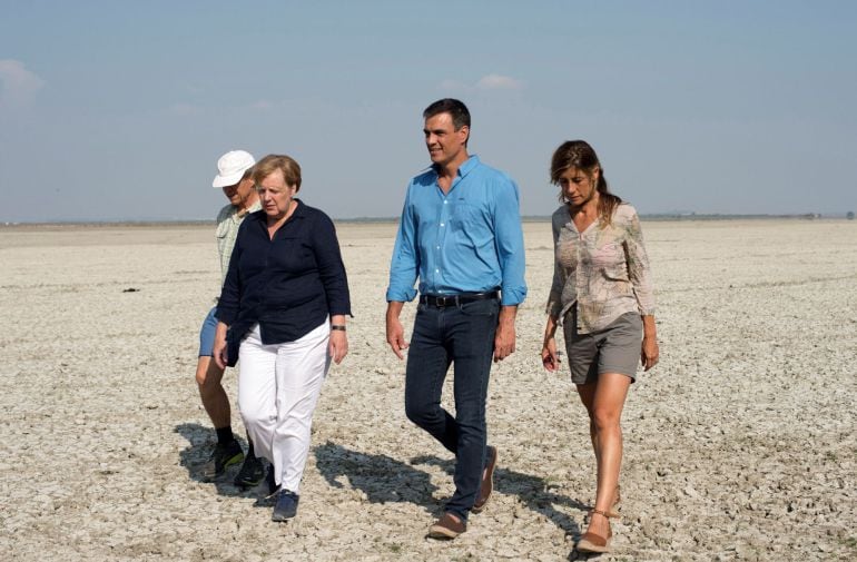 Ángela Merkel con Pedro Sánchez en su visita al Parque Nacional de Doñana.