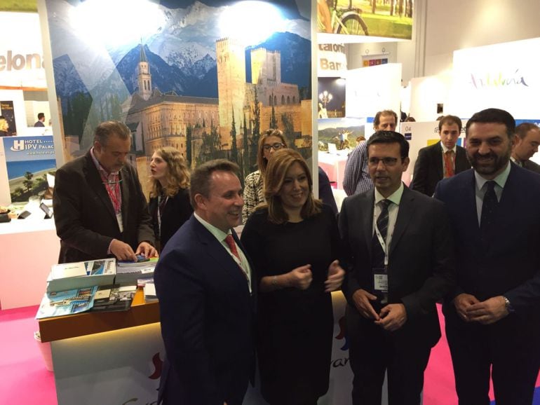 El diputado provincial de Turismo de Granada, Enrique Medina; la presidenta de la Junta, Susana Díaz; el alcalde de Granada, Paco Cuenca; y el consejero de Turismo, Javier Fernández, en el expositor del Patronato de Turismo de Granada en la Feria de Turis