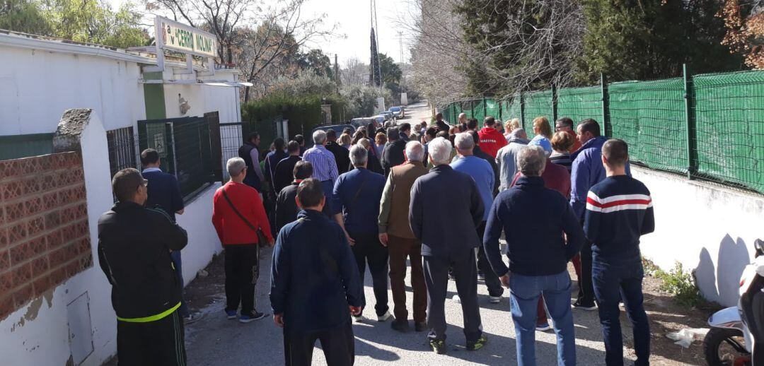 Vecinos reunidos este domingo en Cerro Molina, urbanización en la que este sábado se produjo la agresión.