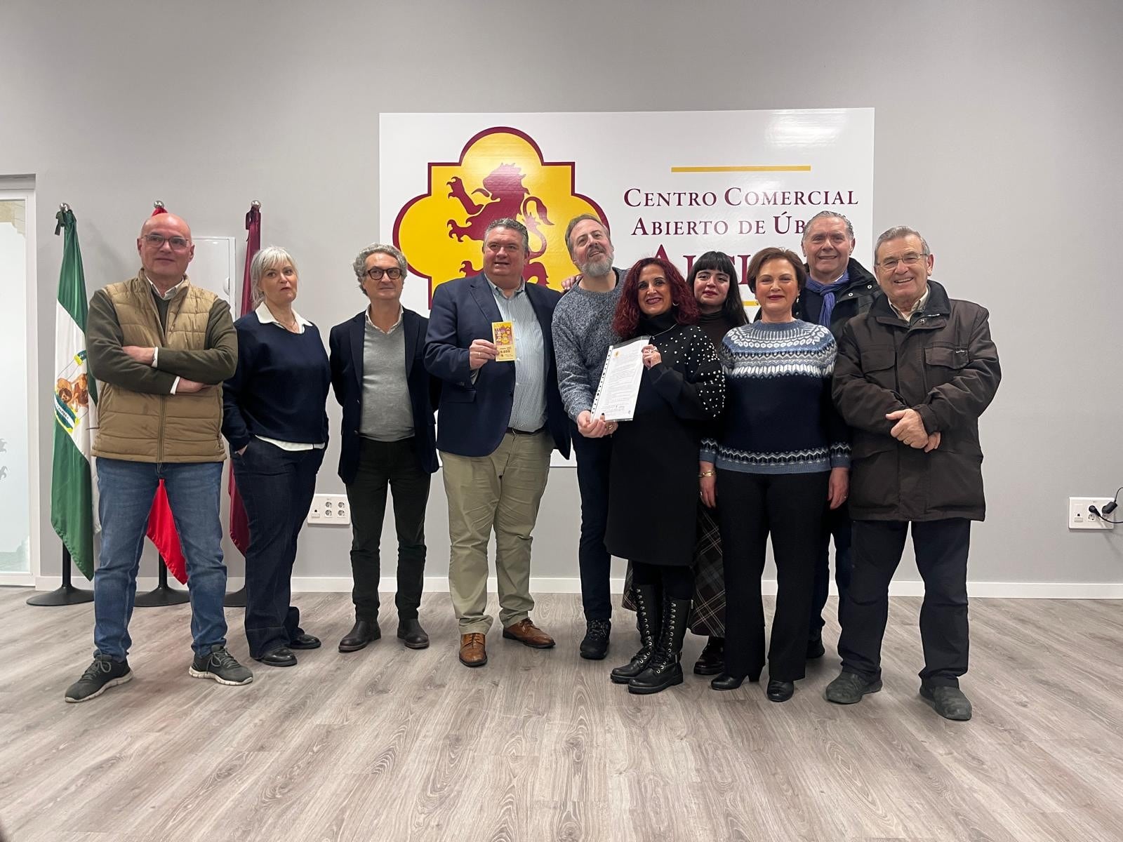 Foto de familia tras la entrega del cheque reinvertible de Alciser.