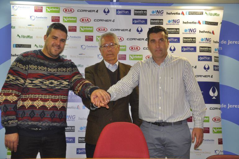 Chendo Morales, Rafael Coca y Edu Villegas tras la firma del convenio 