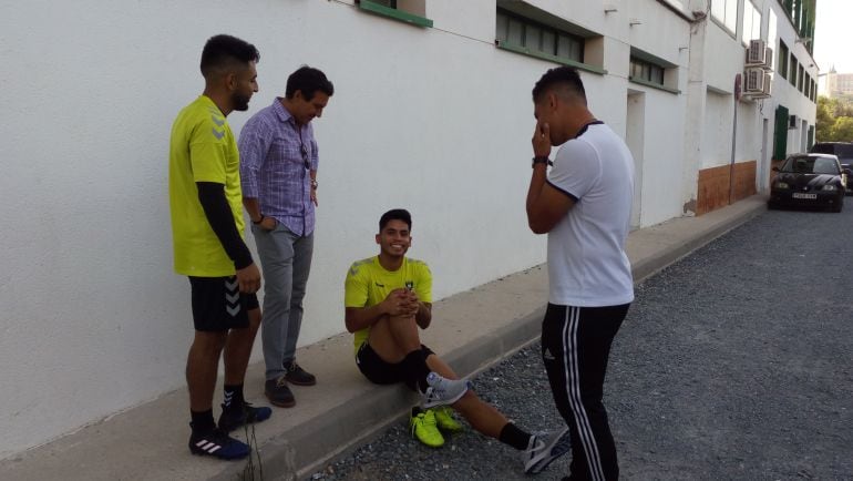 Obed Esaú (i), el exjugador de Monterrey Lucho Pérez, Germán Camacho (sentado) y William Mejía (d) en los exteriores del estadio 