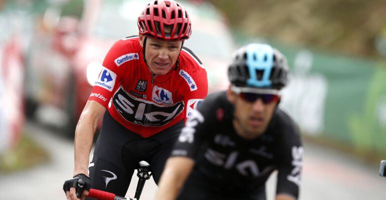 Mikel Nieve, junto a Chris Froome en la etapa de Los Machucos