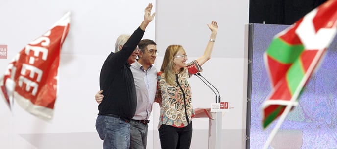 El lehendakari y candidato a la reelección Patxi López, junto al expresidente del Gobierno Felipe González, en un mitin en Barakaldo.