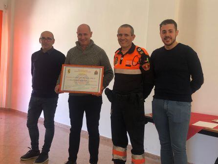 Momento de la entrega de la entrega del reconocimiento, como &#039;Voluntario de Honor&#039; a José Luis HIdalgo