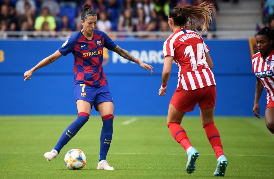 Jenni Hermoso y Virginia Torrecilla durante un Barcelona-Atlético de Primera Iberdrola.