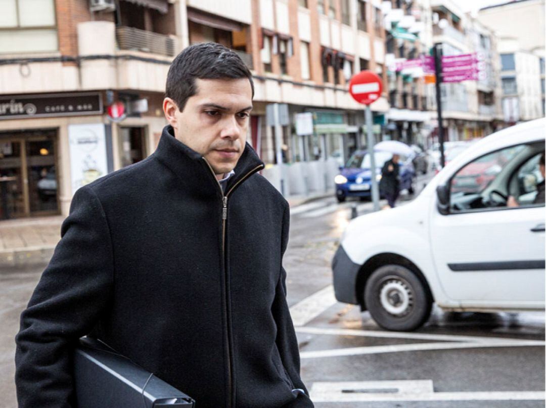 El exsacerdote acusado de abusar de nueve menores a su llegada a la Audiencia Provincial