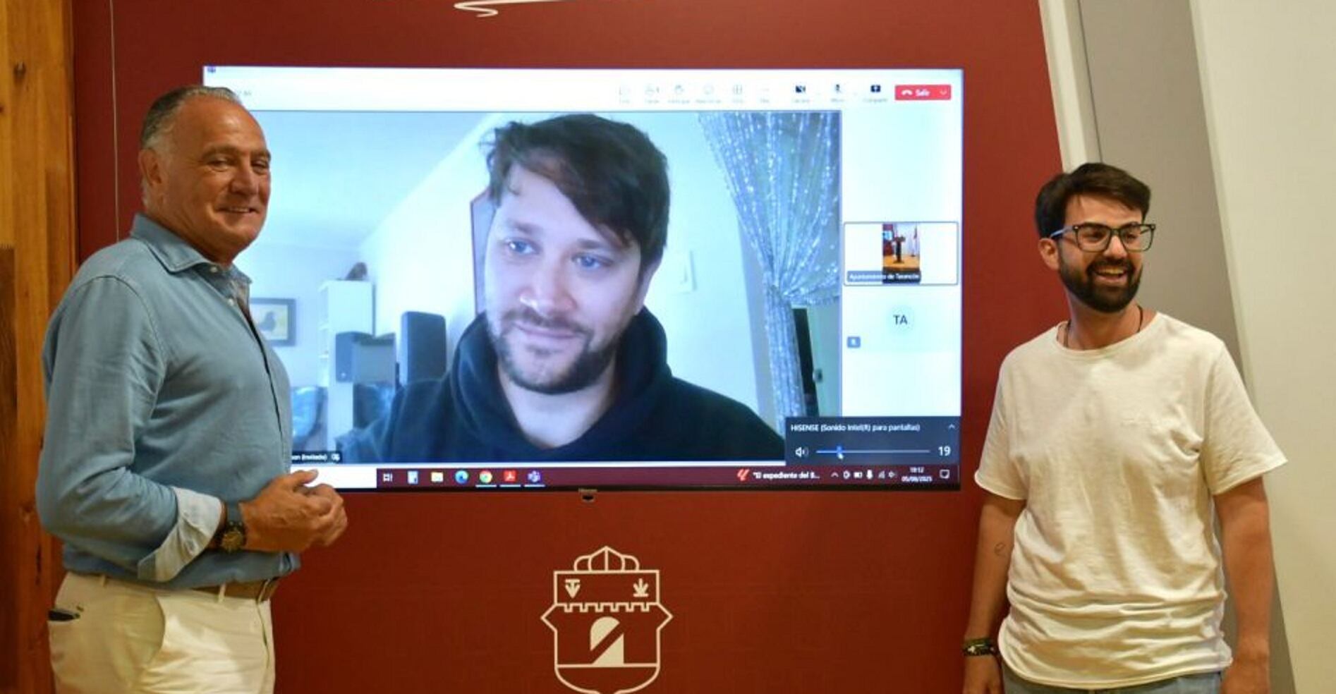 El alcalde de Tarancón, José Manuel López Carrizo (izq.), presenta al pregonero de las fiestas de este 2025, Fran Zapatero, en conexión desde San Francisco, California (EEUU), junto al concejal de Festejos, Juan Castejón.