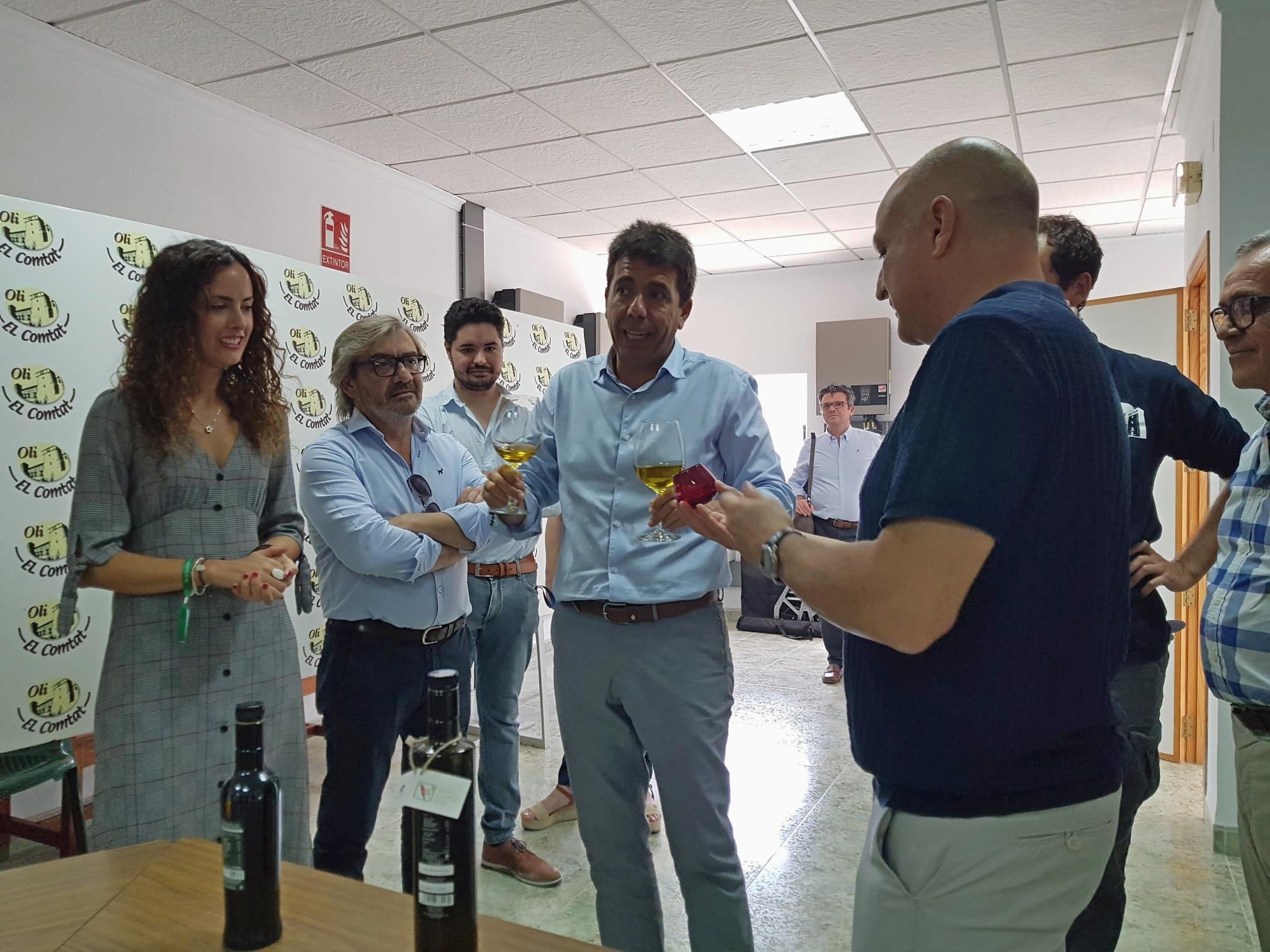 Carlos Mazón, presidente de la Diputación, ha conocido la producción de Olis del Comtat durante su visita a la Cooperativa Agraria de Cocentaina.