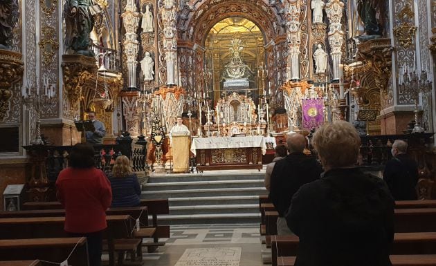 Primera misa celebrada en la basílica de la Virgen de las Angustias de Granada este lunes 18 de mayo tras entrar la provincia en la Fase 1 de la desescalada del estado de alarma por la pandemia de la covid-19 con las medidas de prevención oportunas