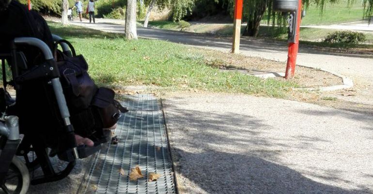 Desagües del Parque de Andalucía que impiden el paso de las sillas de ruedas