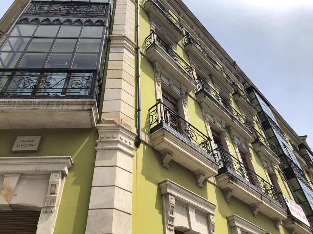 Un edificio con inmuebles a la venta. 