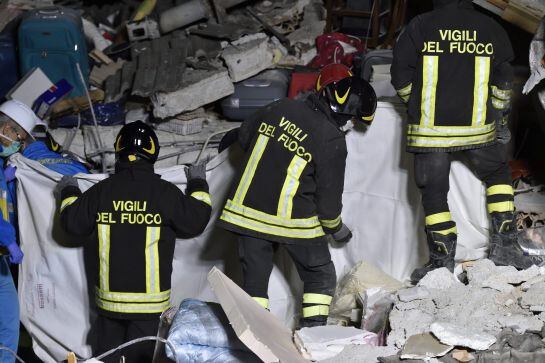 FOTOGALERÍA | Bomberos trabajan en la búsqueda de supervivientes en Amatrice.