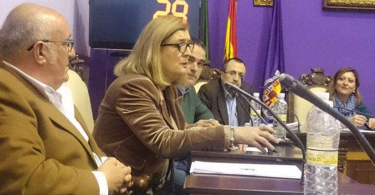 La exconcejala de Cultura, Francisca Molina, durante su discurso en el pleno en el que ha abandonado el Ayuntamiento de Jaén.