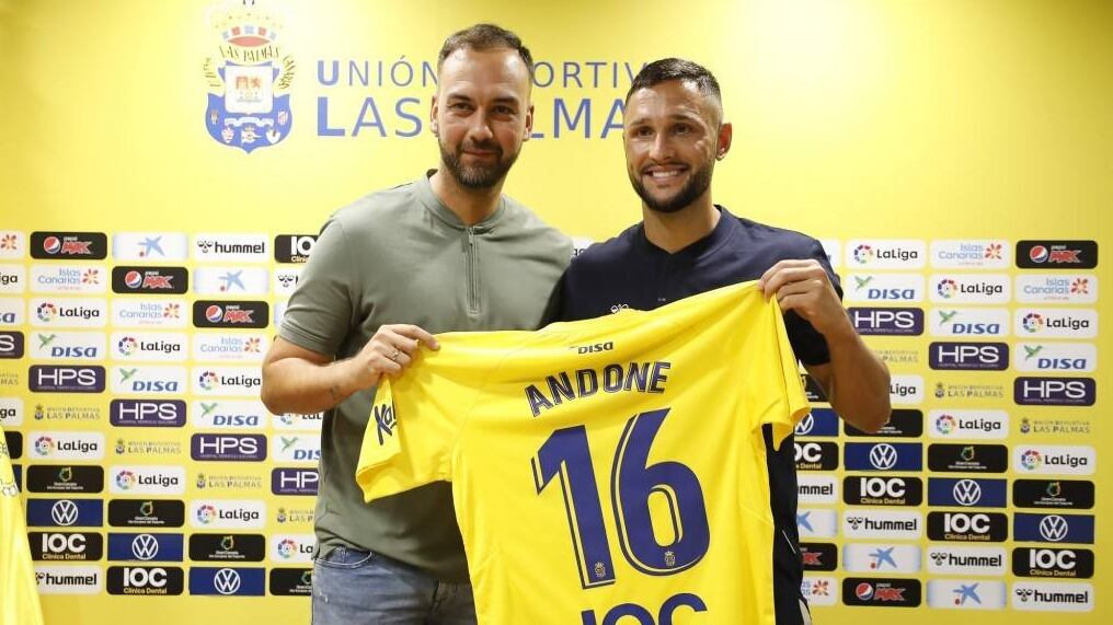 Florin Andone en su presentación como jugador de la U. D. Las Palmas