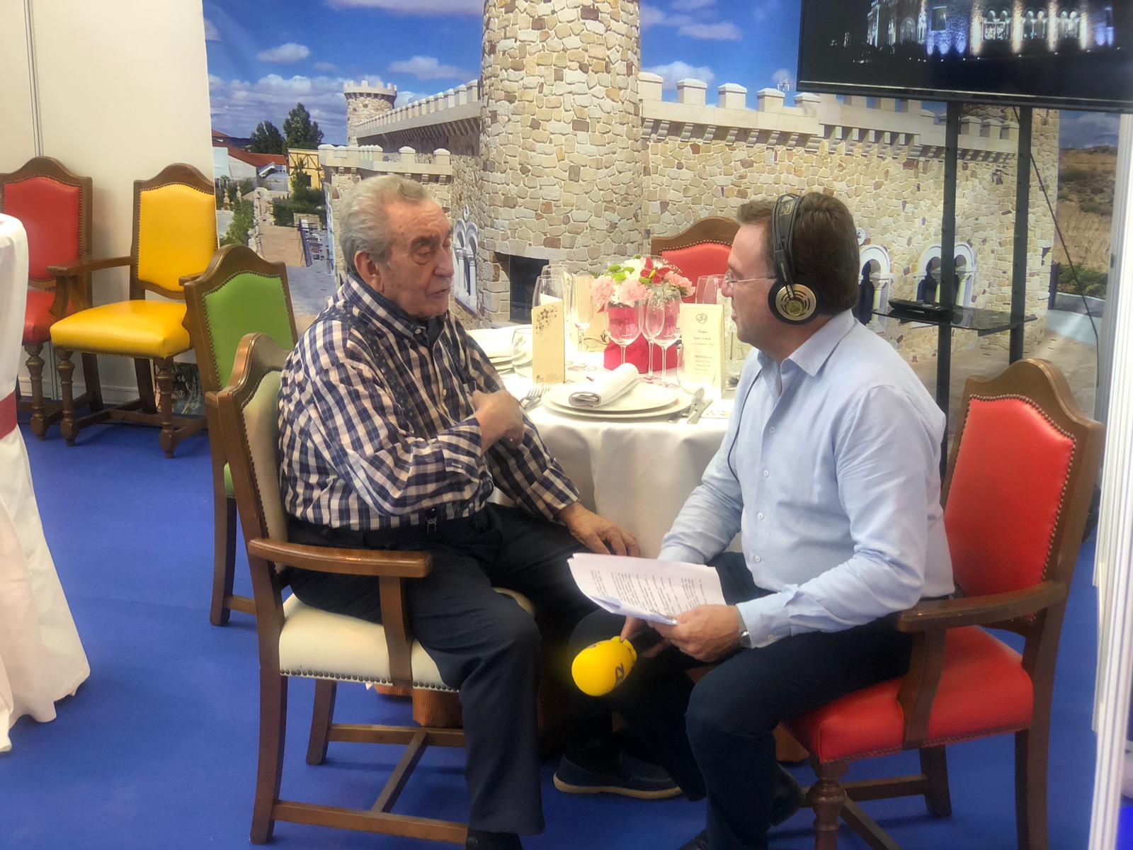Fernando Berzosa, director del grupo Radio Aranda, entrevista a Martiniano Palomero