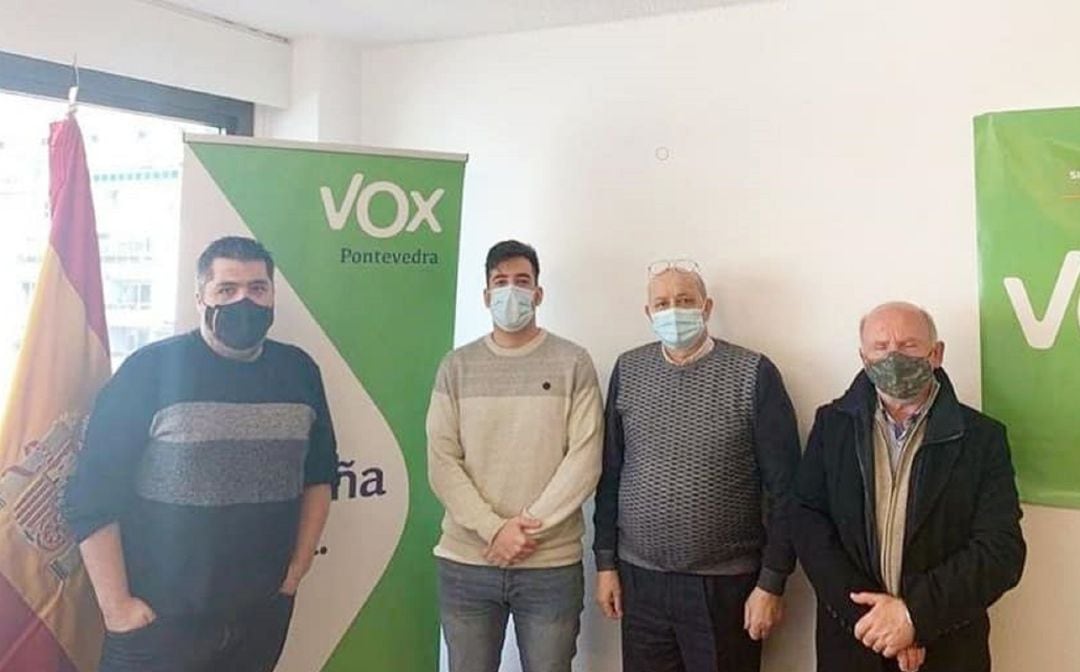 El coordinador local de Vox en Tui, Francisco José Alonso (segundo por la izquierda), junto al vicepresidente y el presidente de AciTui (tercero y cuarto por la izquierda, respectivamente).