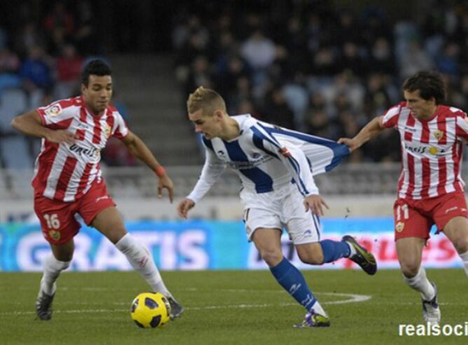 Antoine Griezmann es sujetado por un  jugador almerienses