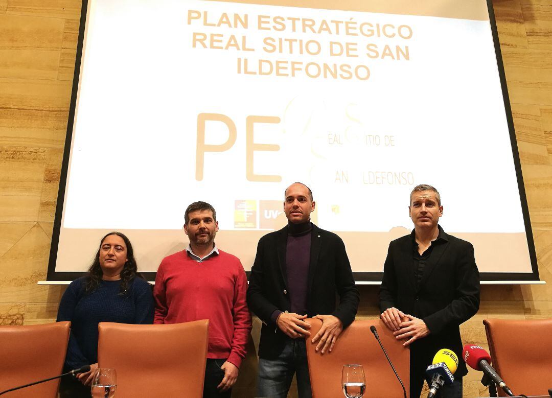 El alcalde de la Granja Samuel Alonso (c) junto al catedrático de geografía Luis Carlos Martínez (d) coordinador de los trabajos del Plan y Daniel Herrera y Cristina Fernández dos de los tres redactores del documento