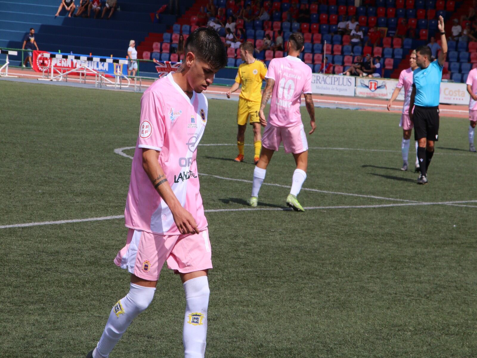 Julyan con una de las equipaciones de la UD Lanzarote.