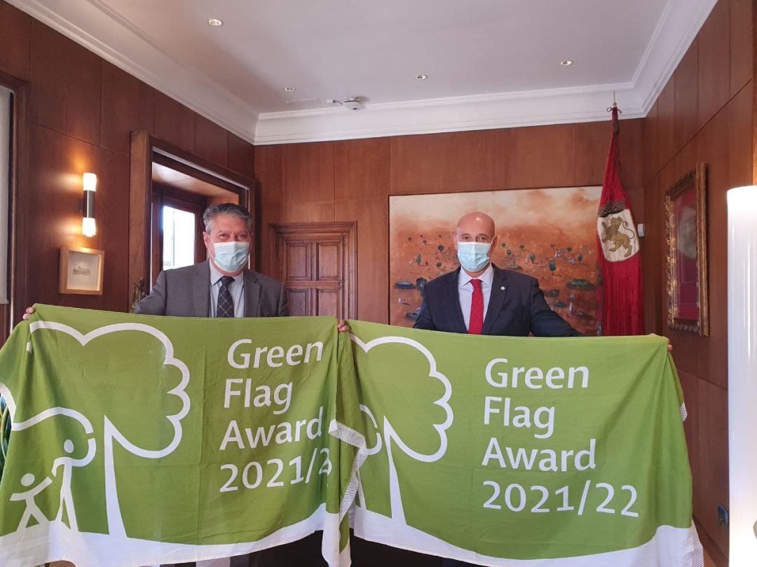 Luis Copete y Jose Antonio Diez con las banderas verdes de los dos parques leoneses: Quevedo y La Granja