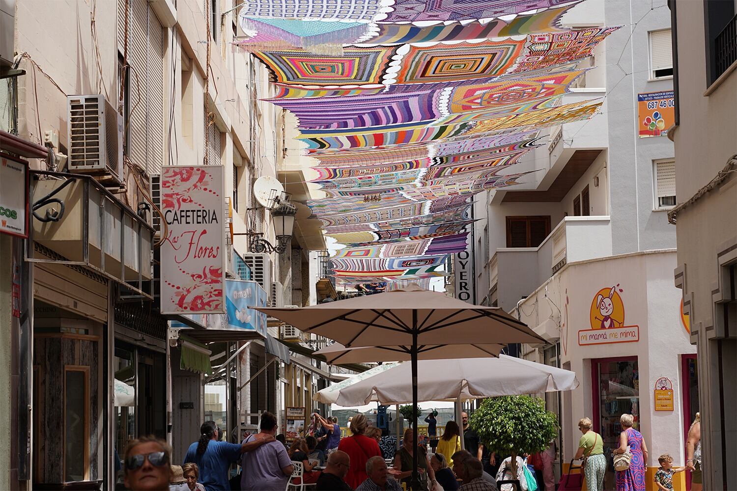 Toldos en la calle Las Flores