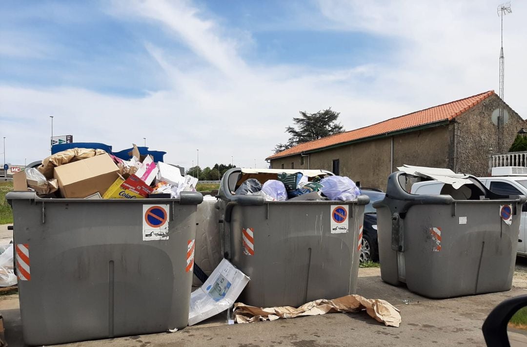 Residuos acumulados alrededor de los contenedores de basura