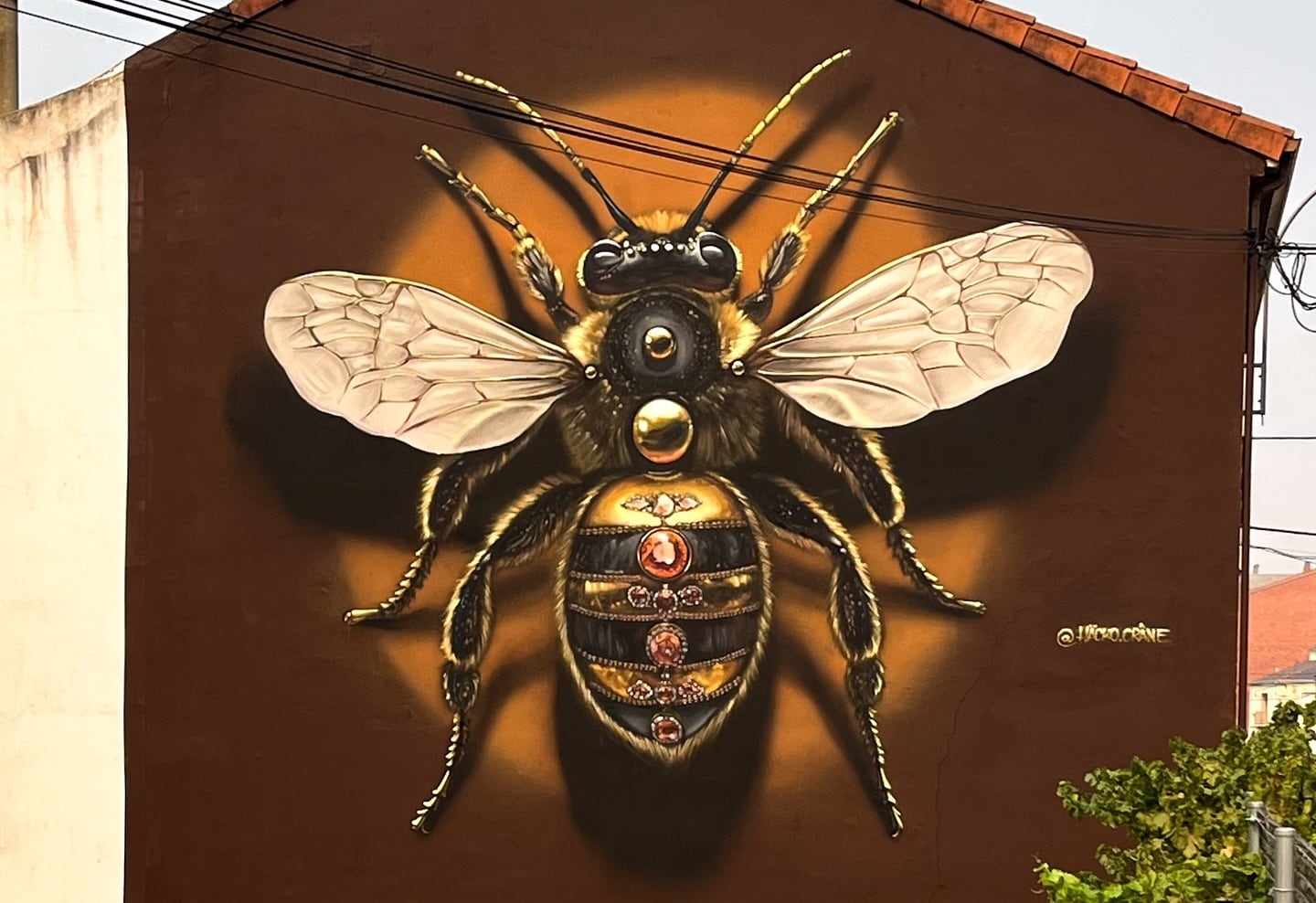 La abeja reina, protagonista del mural en La Bañeza