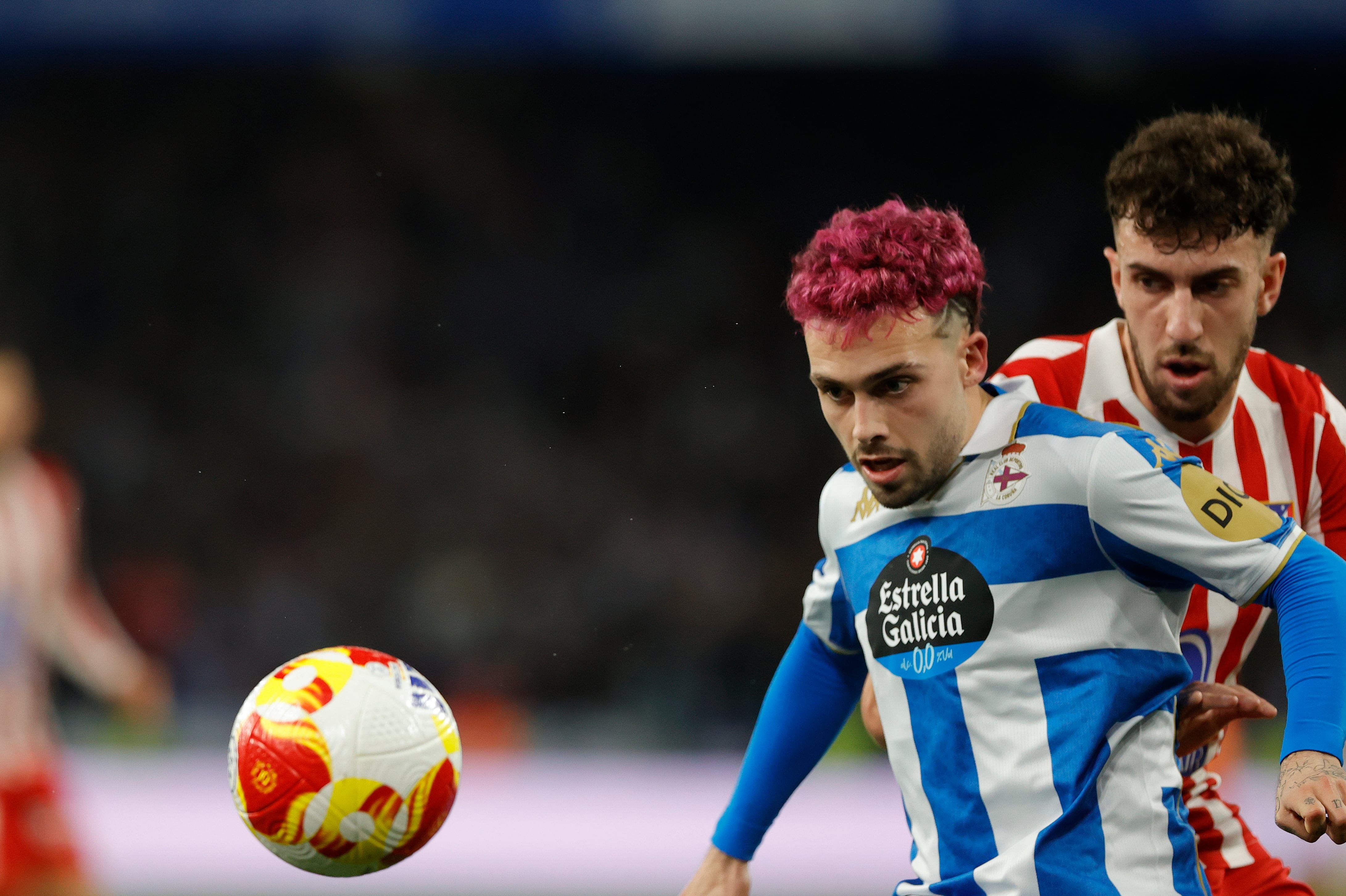 A CORUÑA , 13/01/2026.- El delantero del Deportivo de la Coruña, David Mella (i), protege el balón ante el defensa italiano del Atlético de Madrid, Matteo Ruggeri, durante el partido de octavos de final de la Copa del Rey entre el Deportivo de La Coruña y el Atlético de Madrid, este martes en el estadio de Riazor. EFE/Cabalar
