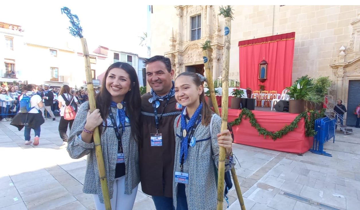 Adriana Vico, Bellea del Foc, David Olivares, presidente de la Federació de Fogueres y Valentina Tárrega, Bellea Infantil tras realizar la romería de la Santa Faz