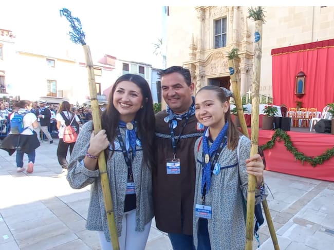 Adriana Vico, Bellea del Foc, David Olivares, presidente de la Federació de Fogueres y Valentina Tárrega, Bellea Infantil tras realizar la romería de la Santa Faz