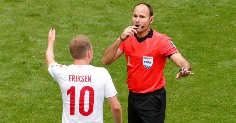 Mateu Lahoz, representante arbitral de España en el Mundial, frena una protesta de Eriksen