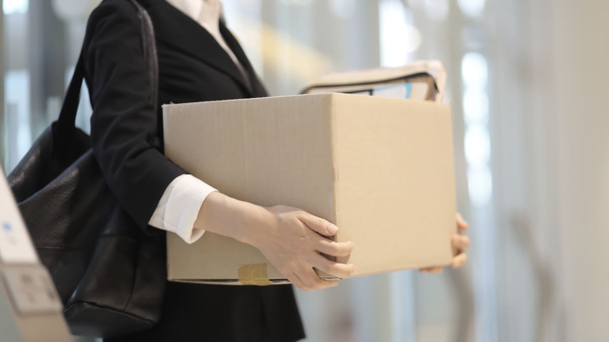 Una trabajadora llega 30 minutos antes por costumbre y la empresa responde con despido fulminante sin indemnización