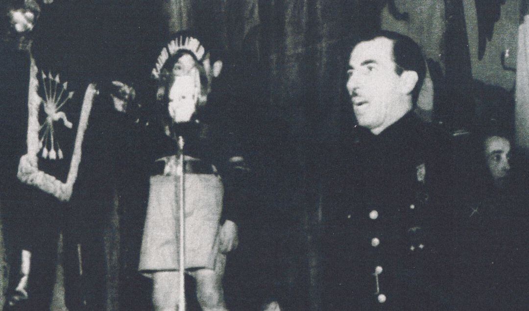 Un falangista se dirige al público ante un micrófono de Radio Valladolid en la década de los 40