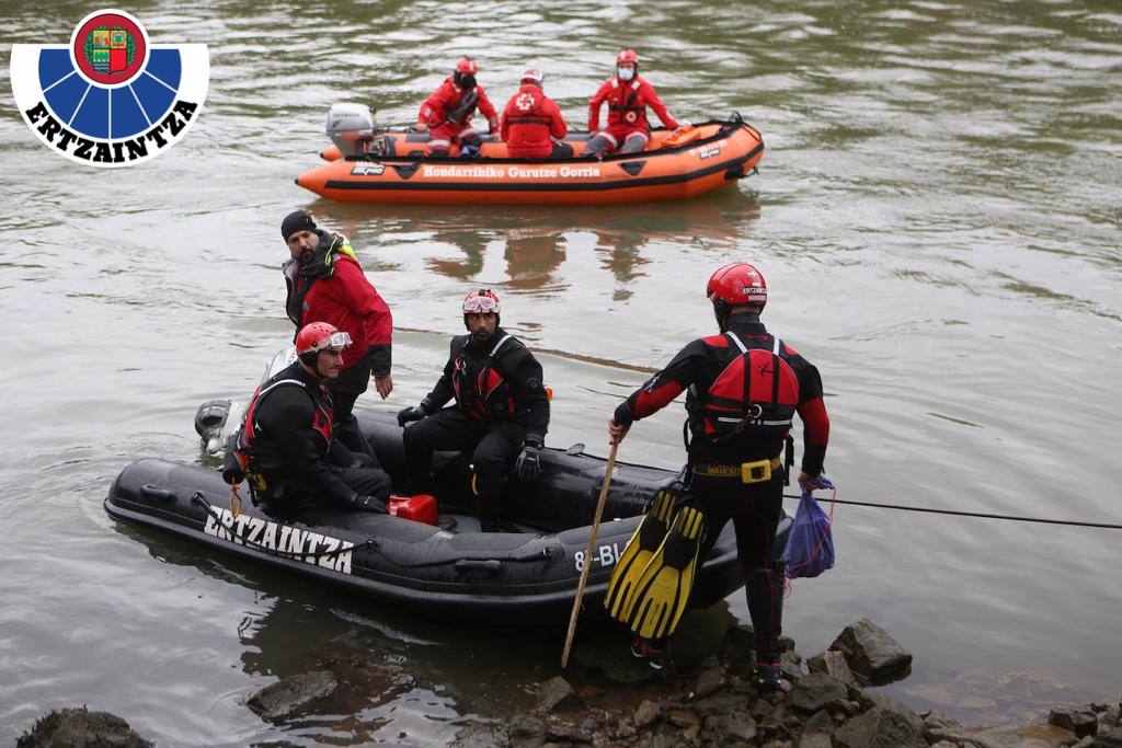 Dispositivos de la Ertzaintza trabajan en la búsqueda del migrante desaparecido / Foto: Ertzaintza