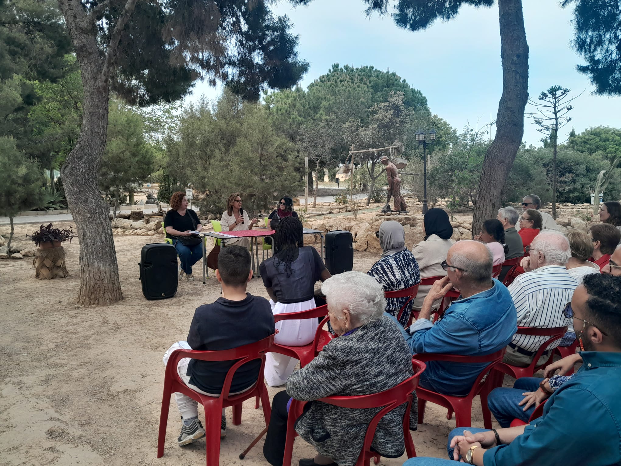 La escritora María Dueñas durante su visita a &#039;La Botica del Libro&#039; en Cartagena.